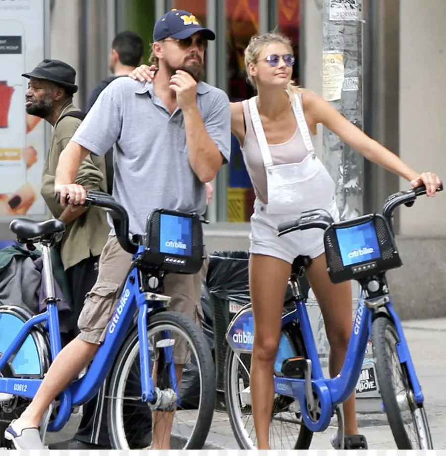 Pareja En Bicicletas，Ciudad PNG